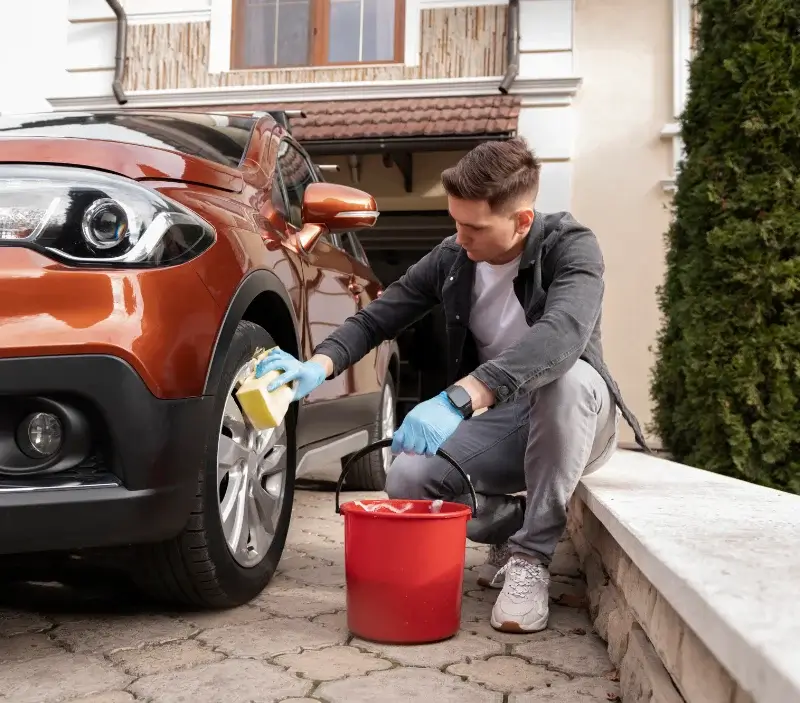 Lavage auto à domicile Bouverans : professionnel intervenant sur un véhicule